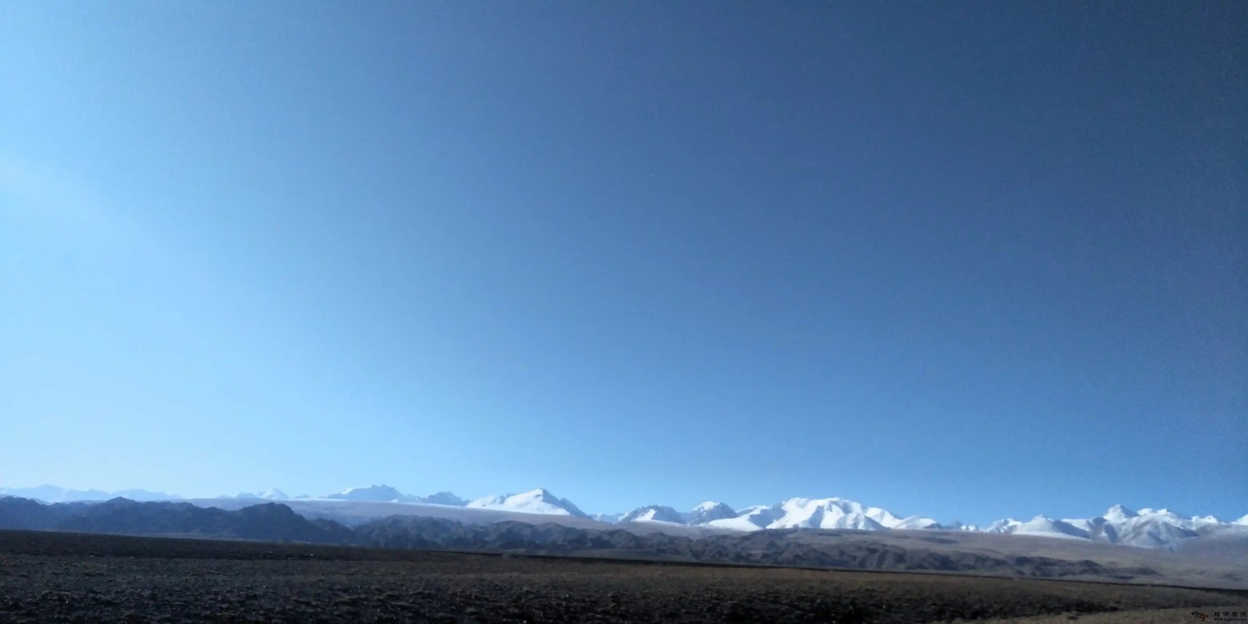 雪山与清澈河流下的蓝天